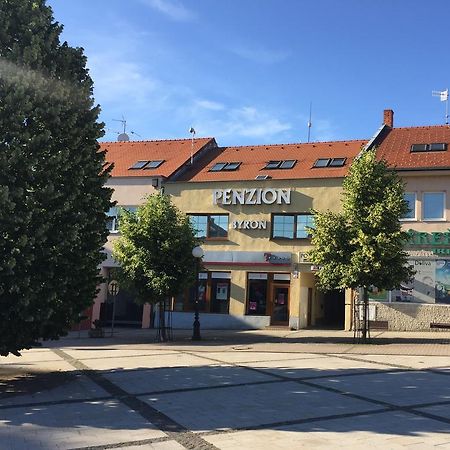 Byron Hotel Zlaté Moravce Buitenkant foto