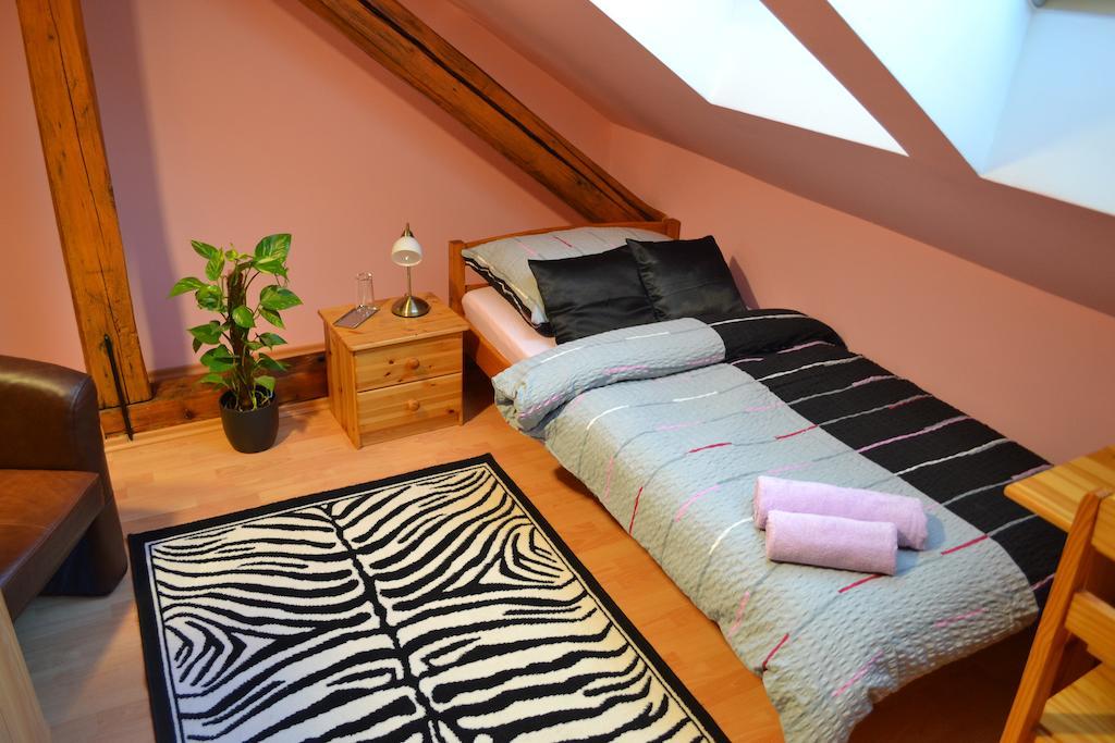 Byron Hotel Zlaté Moravce Kamer foto