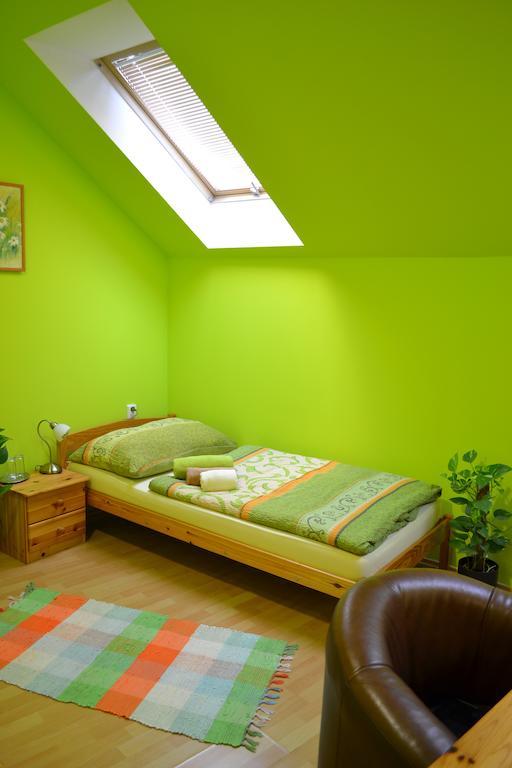 Byron Hotel Zlaté Moravce Kamer foto