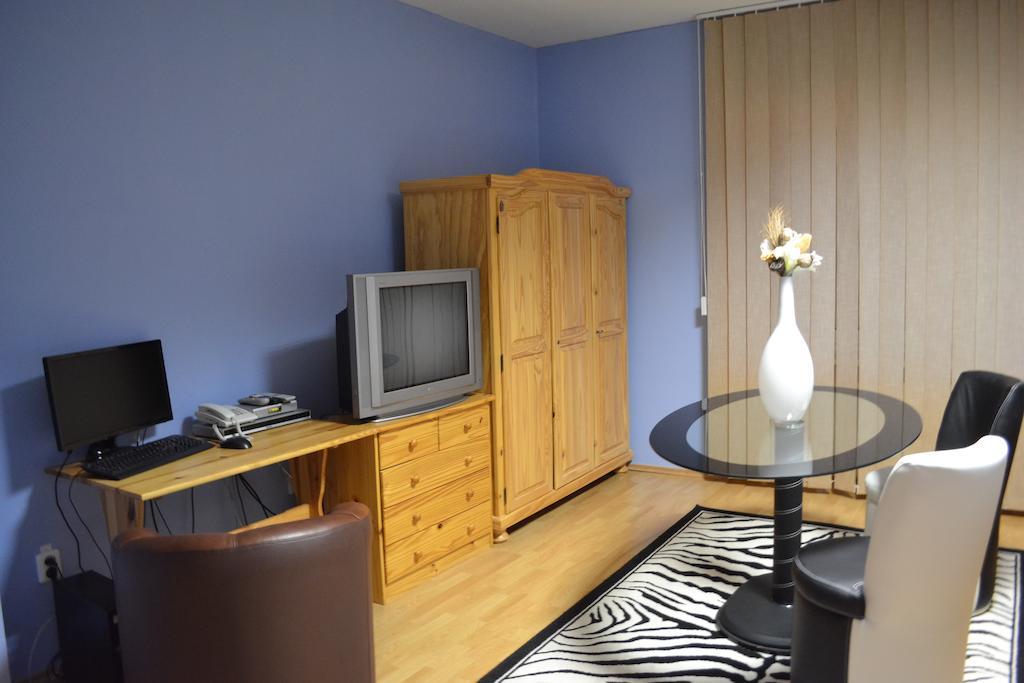 Byron Hotel Zlaté Moravce Kamer foto