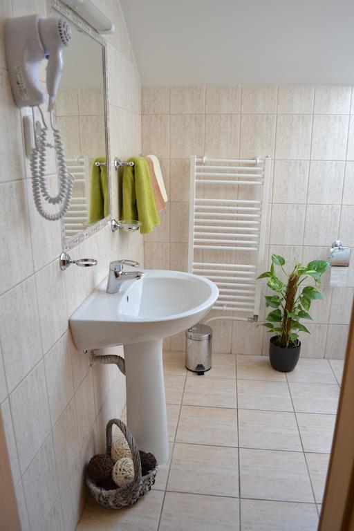 Byron Hotel Zlaté Moravce Kamer foto