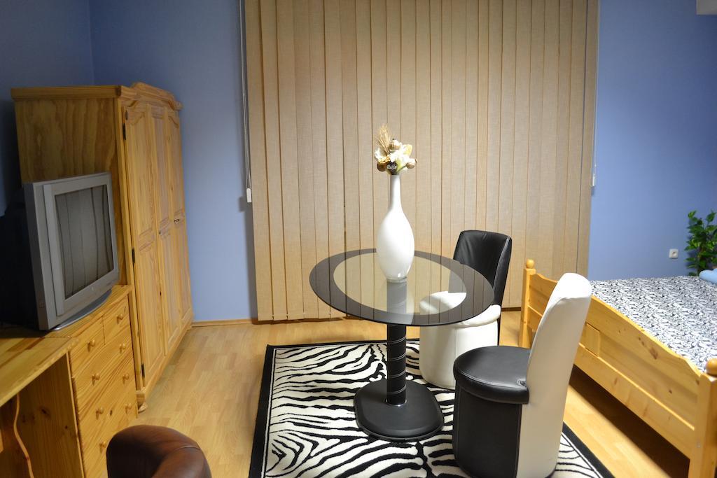 Byron Hotel Zlaté Moravce Kamer foto