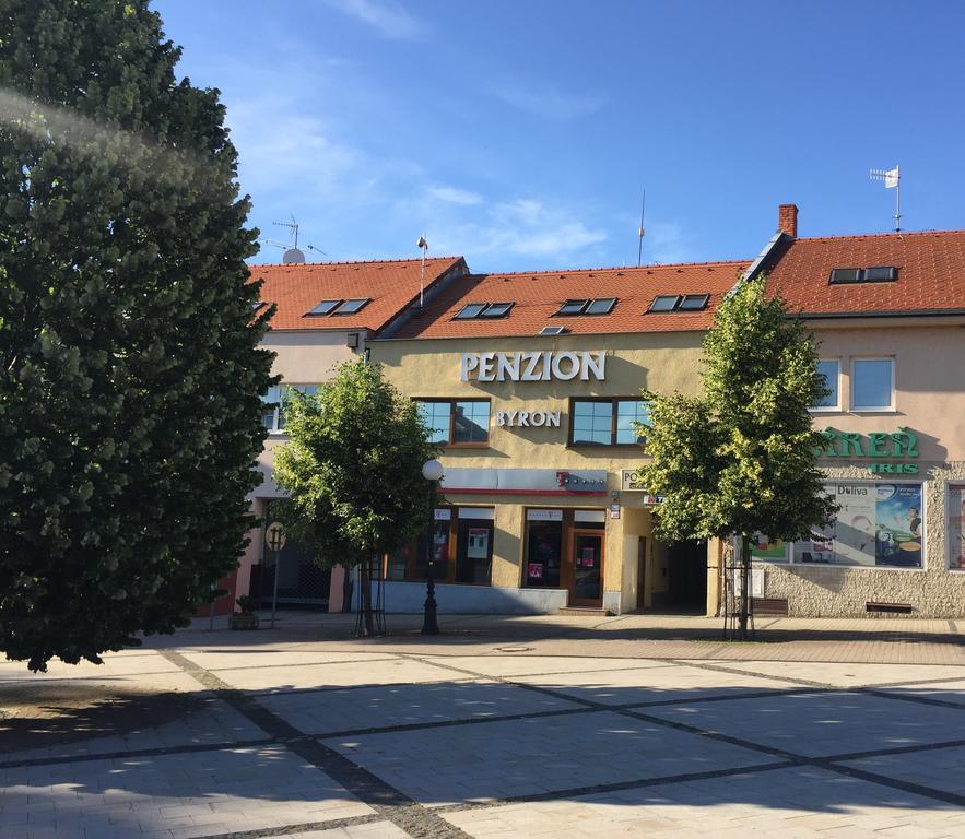 Byron Hotel Zlaté Moravce Buitenkant foto